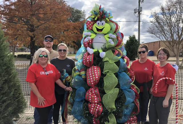 Mississippi Power employee volunteers decorate Prancer Path in Laurel