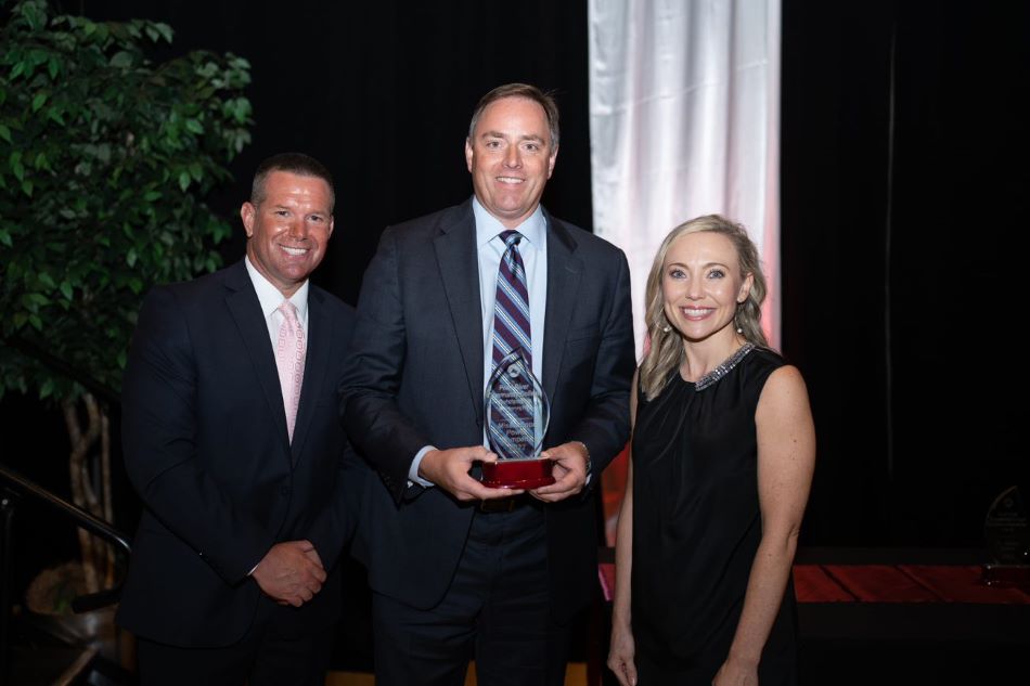 Mississippi Power Community Development & Corporate Giving Manager Steven Dick accepts an award from Pearl River Community College.