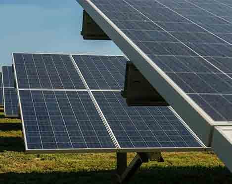 Field with solar pannels and a blue sky